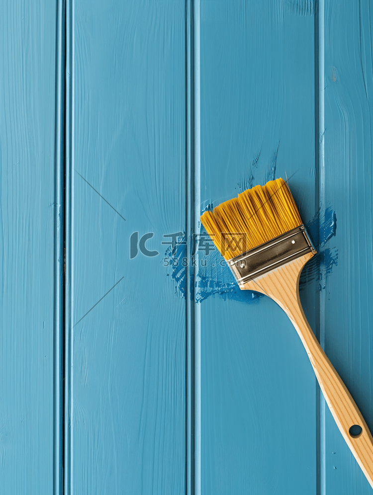 在蓝色背景上用保护清漆涂木地板