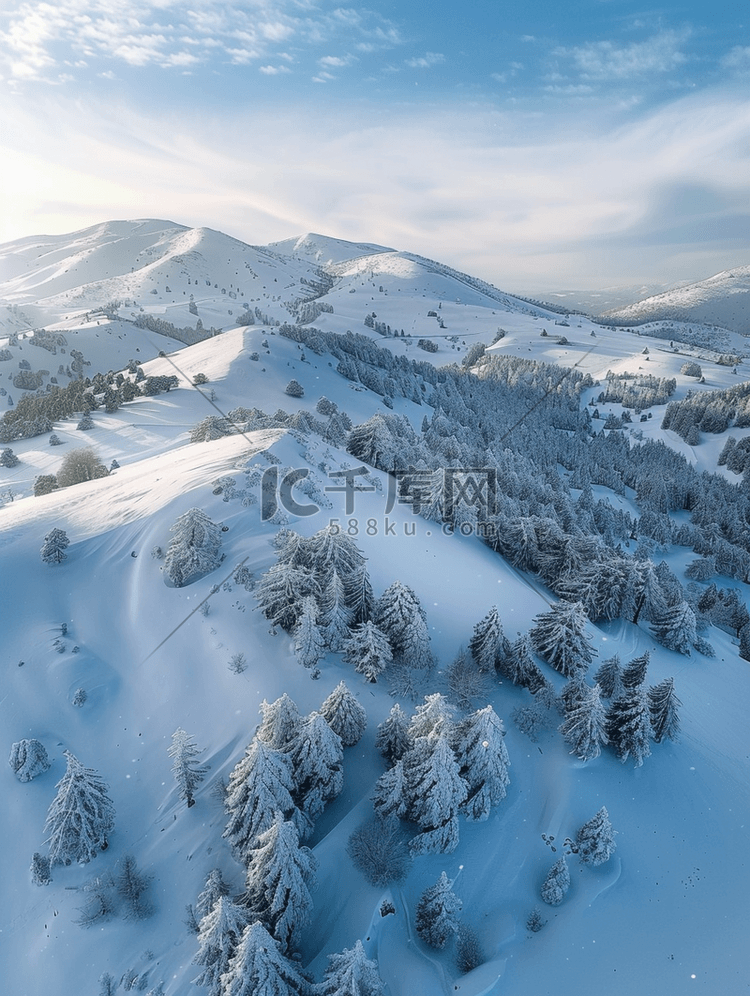 从无人机上空俯瞰雪山的壮丽景色