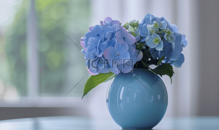 蓝色光泽花瓶与绣球花室内装饰的