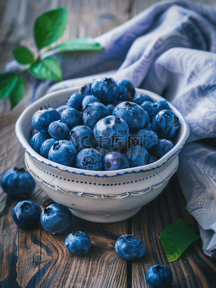 木桌上碗里的蓝莓