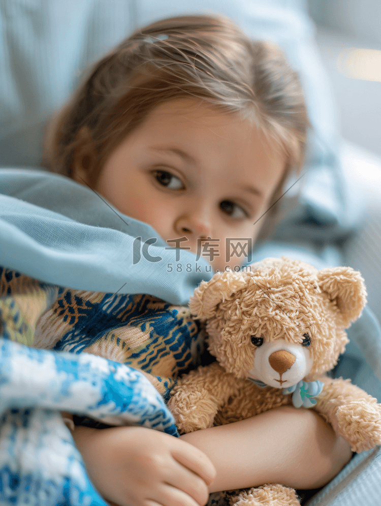 抱着玩偶熊的小女孩生病住院特写