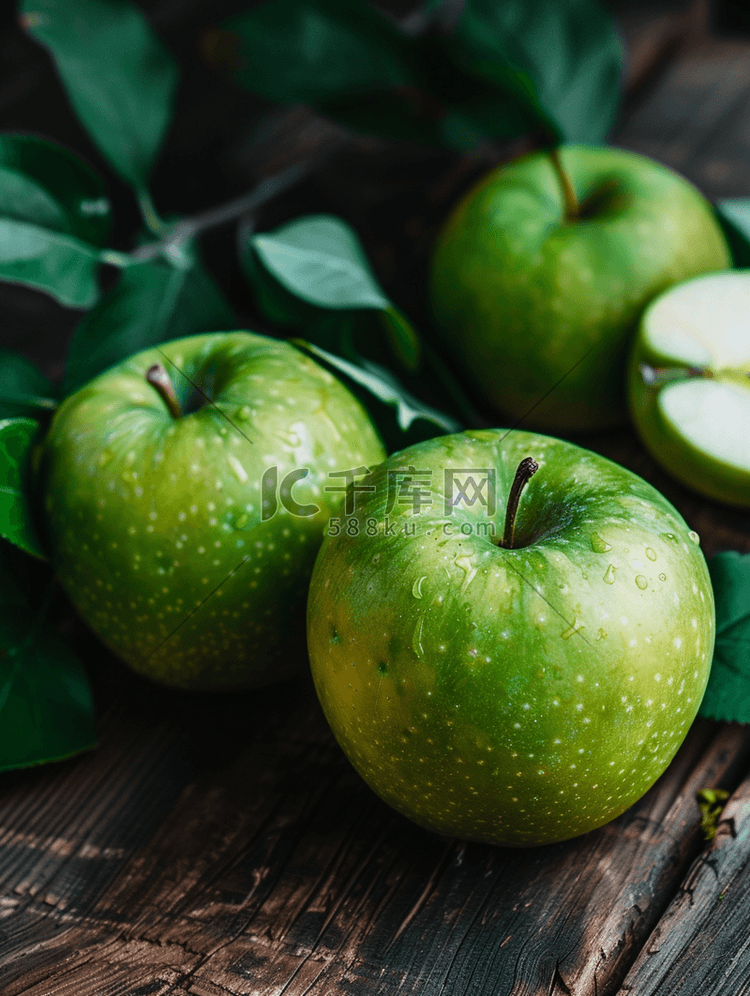 木桌顶视图上新剪的绿色苹果