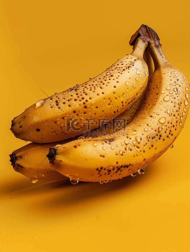 一大串漂亮的熟香蕉果皮上滴着水