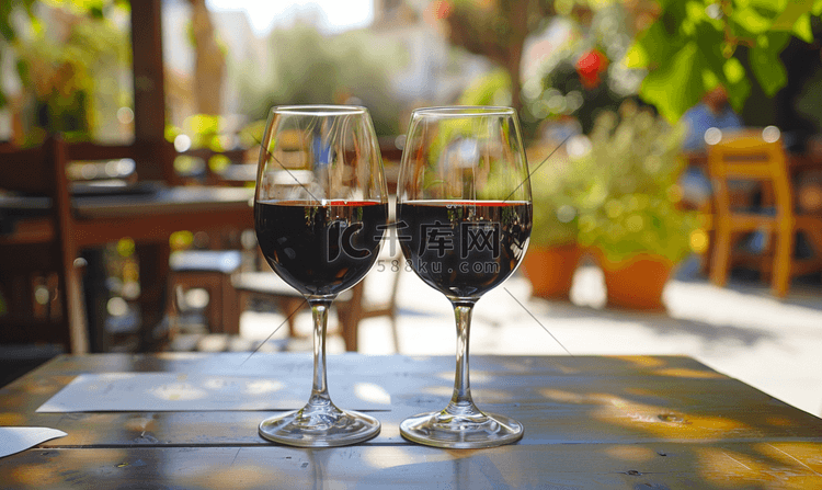 户外餐厅的两杯黑葡萄酒