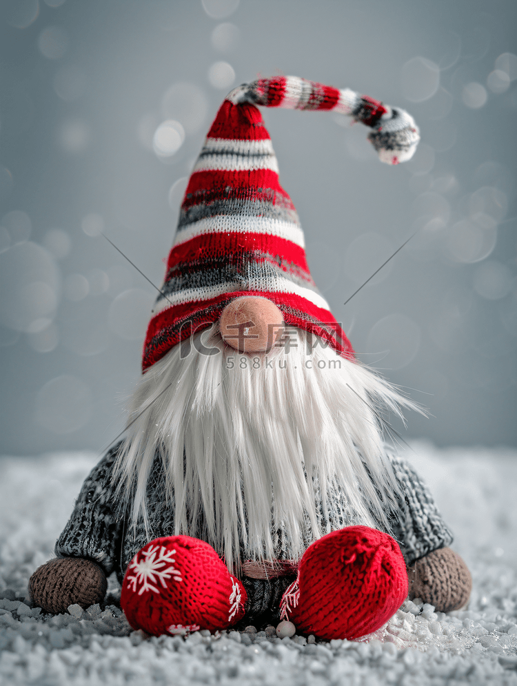 戴着滑稽条纹帽的圣诞侏儒