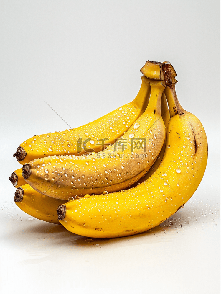 一大串漂亮的熟香蕉果皮上滴着水