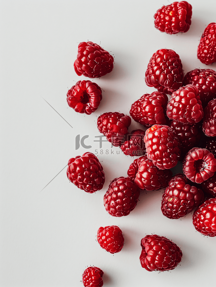 白桌背景中的新鲜红树莓