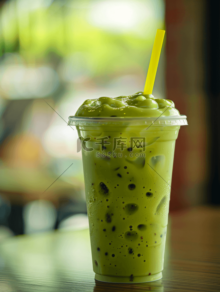 塑料杯中牛奶绿茶冰沙的特写