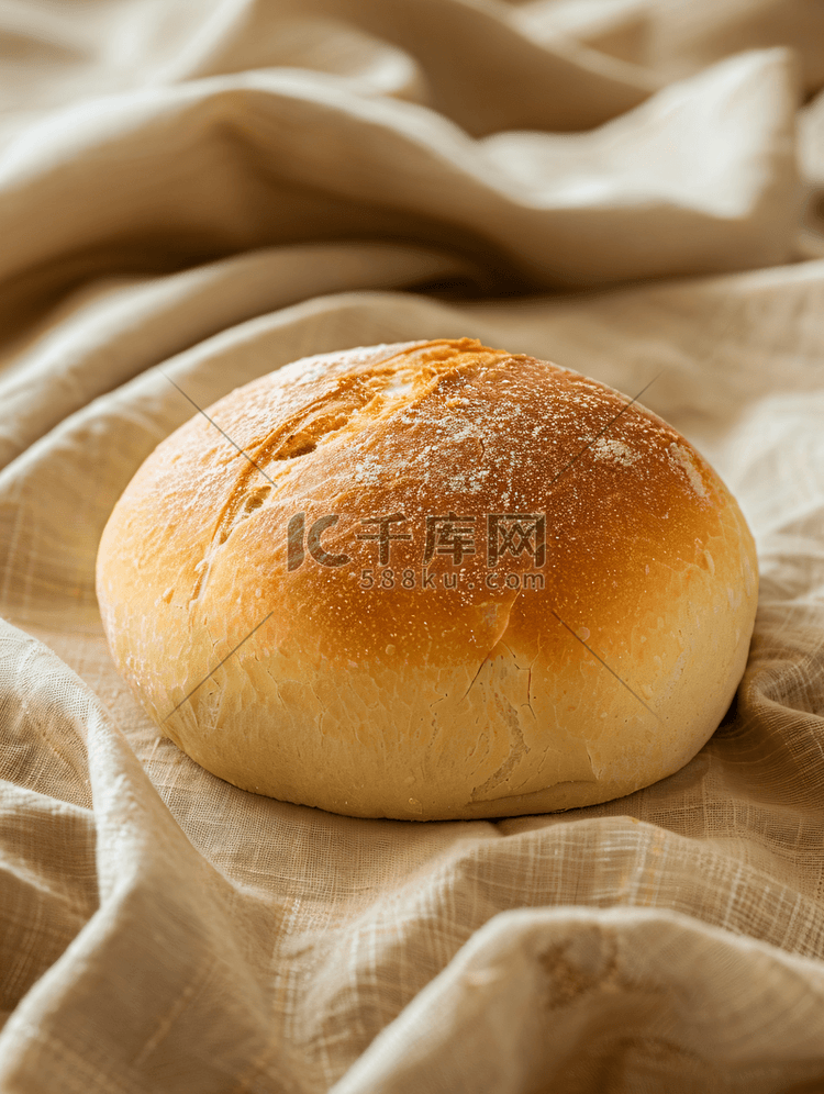 亚麻布背景上的圆白面包
