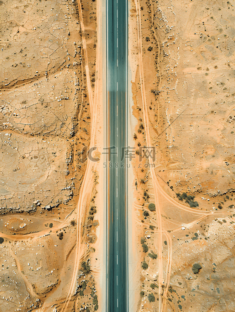 沙漠中高速公路的鸟瞰图