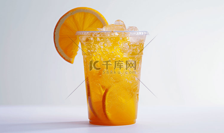 白色背景塑料杯中橙色的泥冰