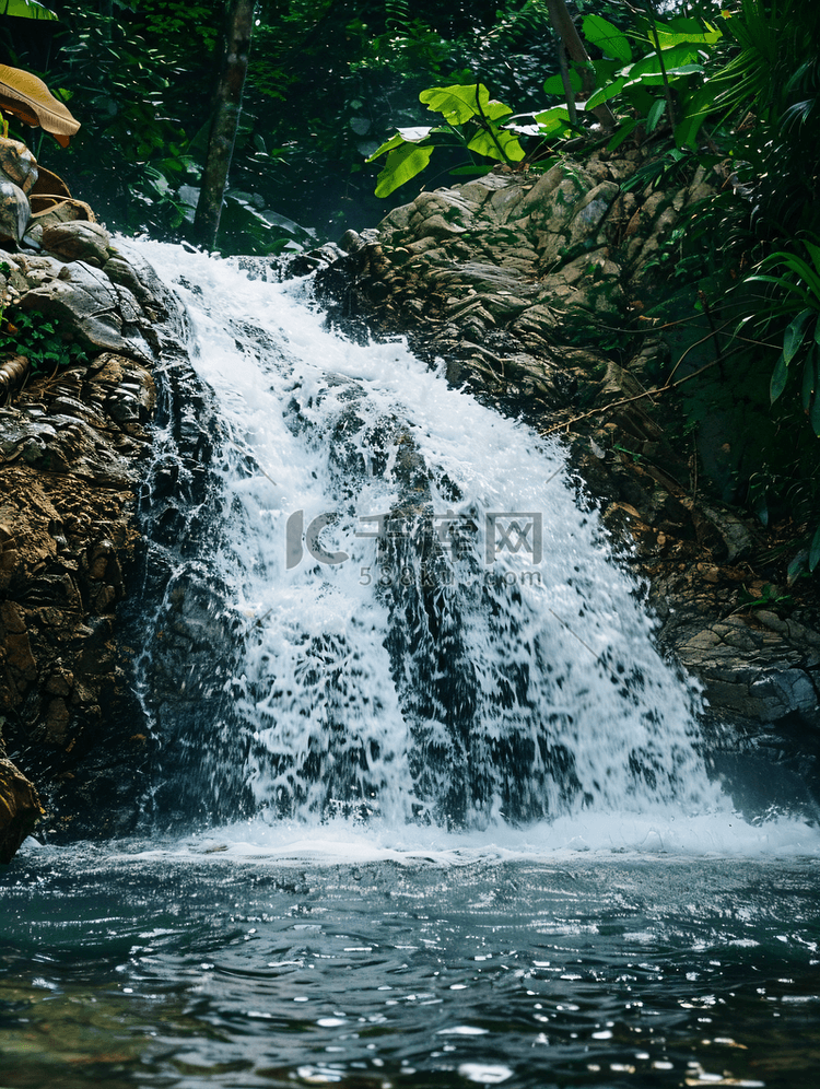 热带雨林瀑布上的强流水