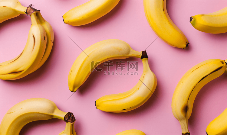 粉红色背景上鲜黄香蕉的彩色水果