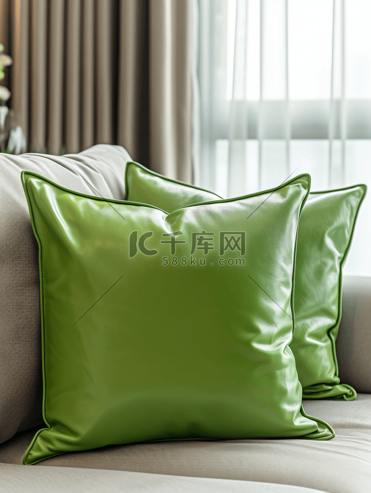 沙发上的绿色皮革枕头