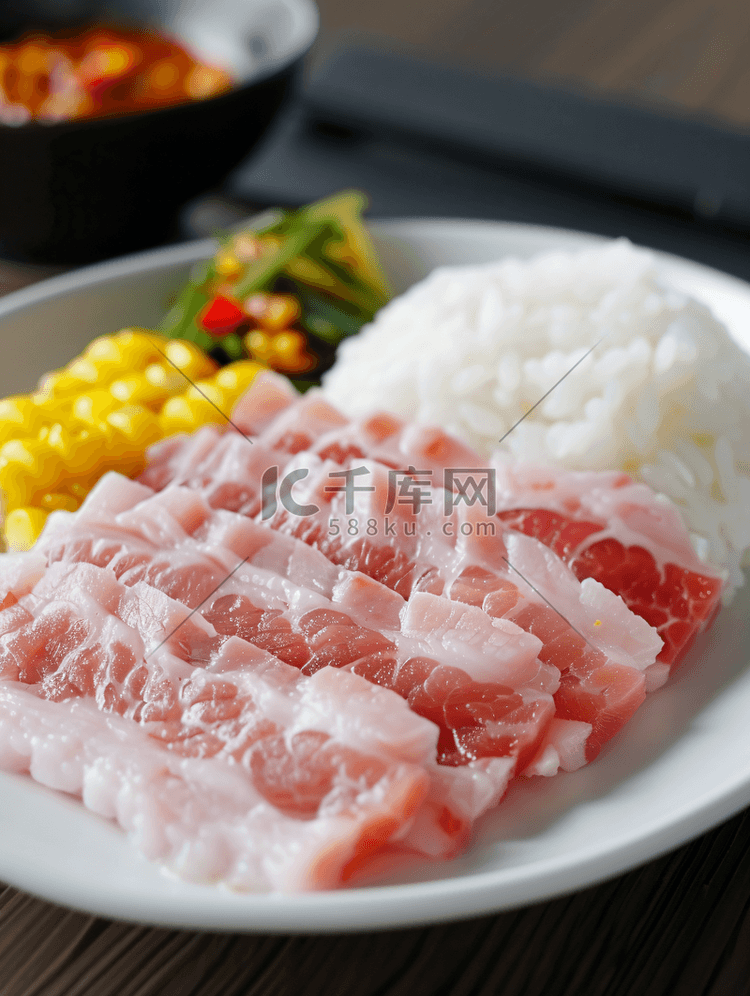 新鲜猪肉生切片配上米饭和玉米放