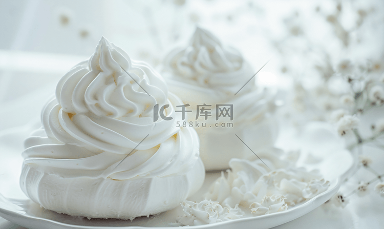 两个雪白蛋白酥皮美丽的白色蛋糕