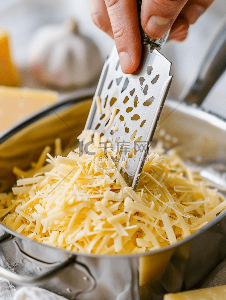 烹饪过程磨碎奶酪