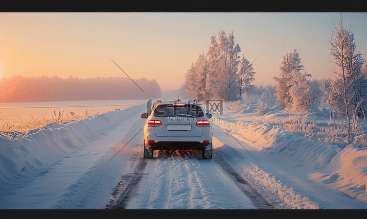 雪冬道路上汽车的后视