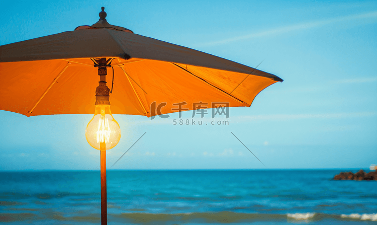 带灯泡的雨伞在院子里有海滩背景