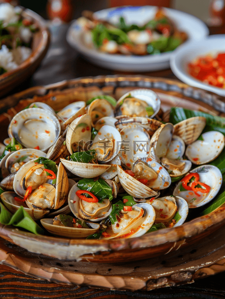 泰国餐桌上用烤辣椒酱炒蛤蜊
