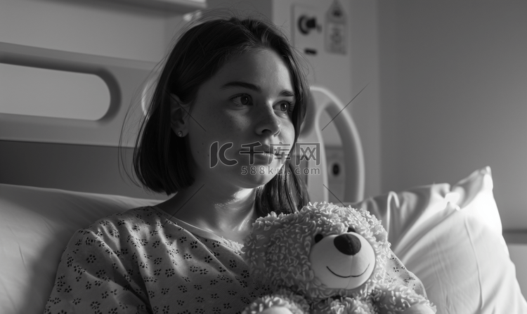 在医院房间黑白相片中带着泰迪熊