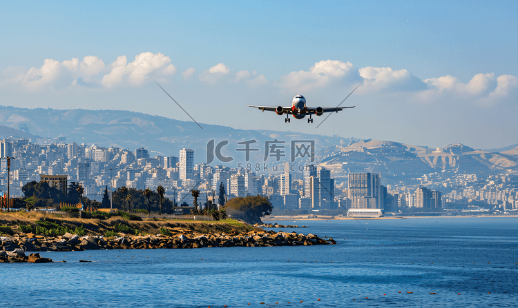 飞机接近位于海岸的黎巴嫩贝鲁特