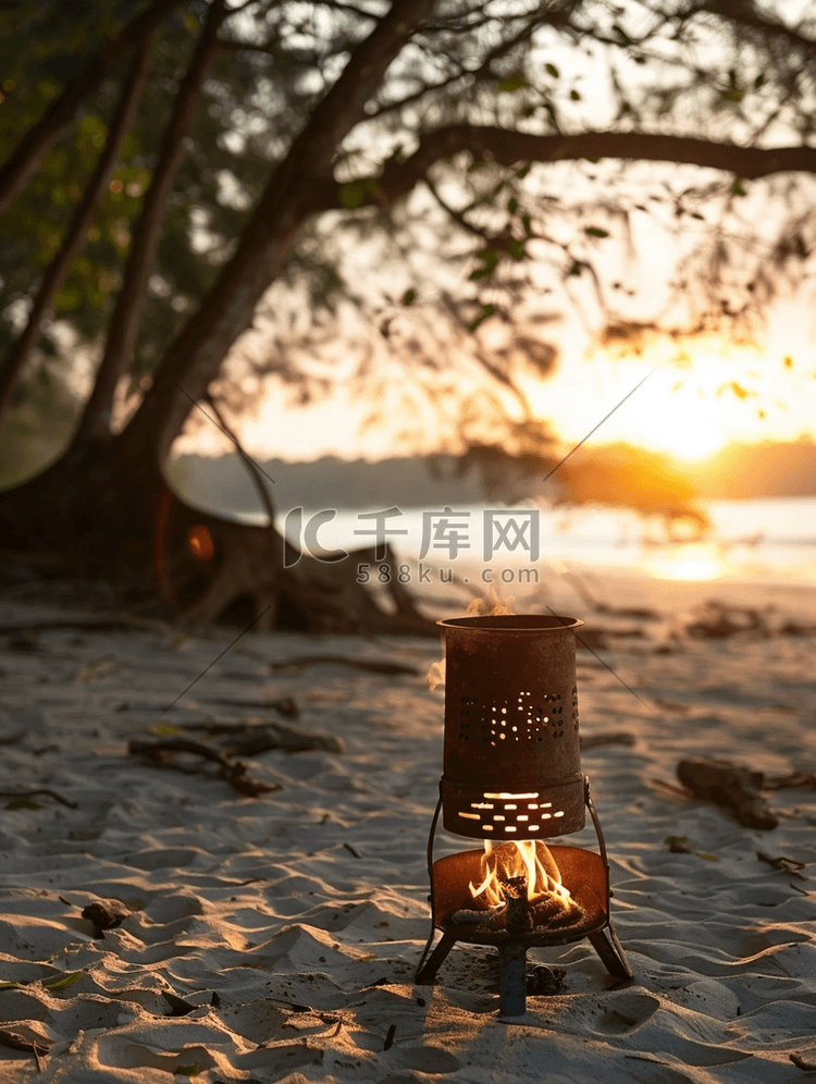 森林背景中小铁烤炉立在沙地上火