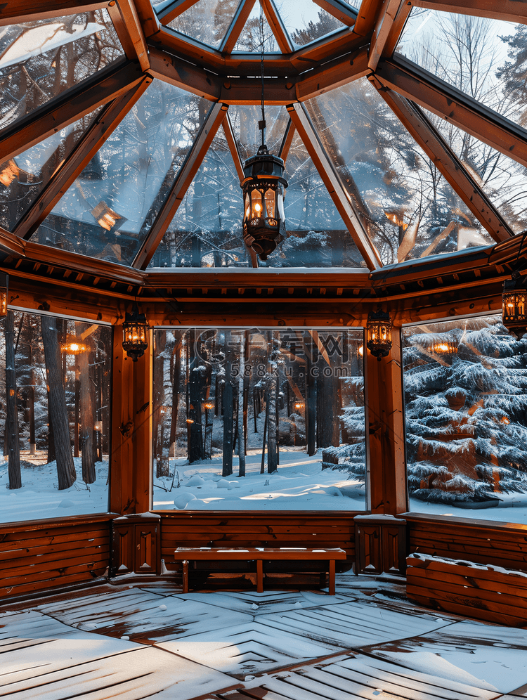 冬季户外棕色木质凉亭内带灯笼的