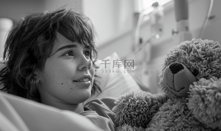 在医院房间黑白相片中带着泰迪熊
