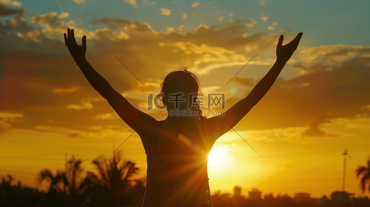 日落时分举起双手的女孩剪影照片
