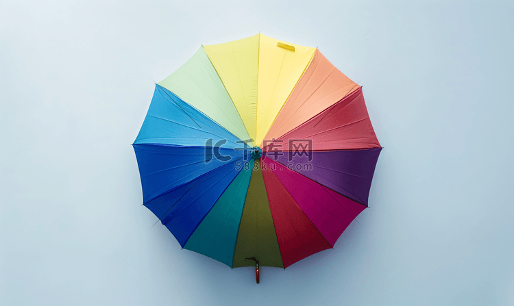 打开的彩色雨伞的顶视图