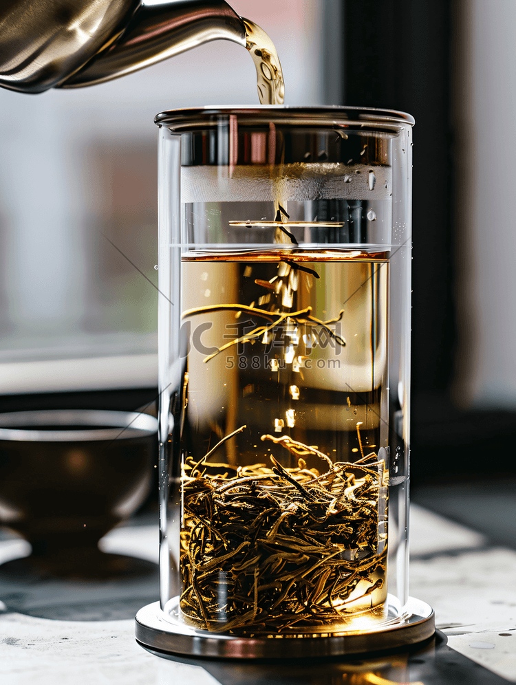 将干茶叶倒入压茶机的玻璃容器中