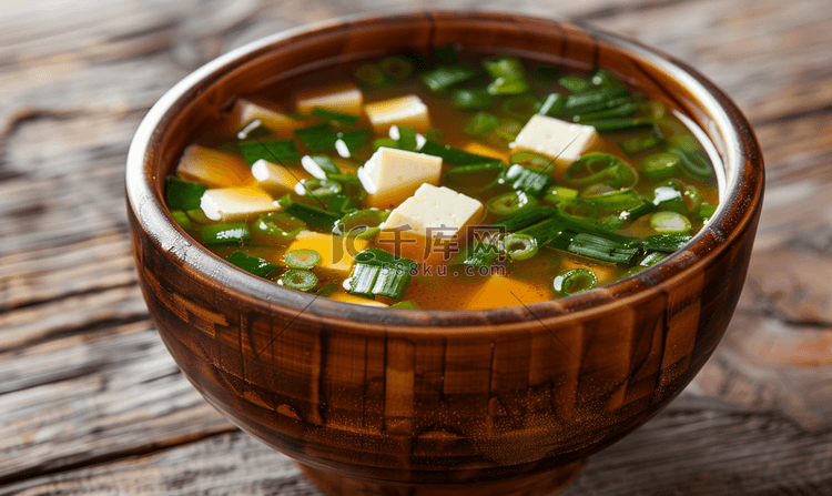 日式味噌汤配葱和豆腐块放在棕色