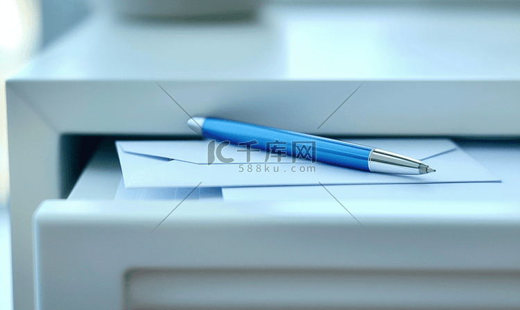 打开抽屉里的蓝色钢笔和信封