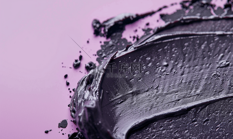 紫色背景黑粘土面膜擦洗化妆品泥