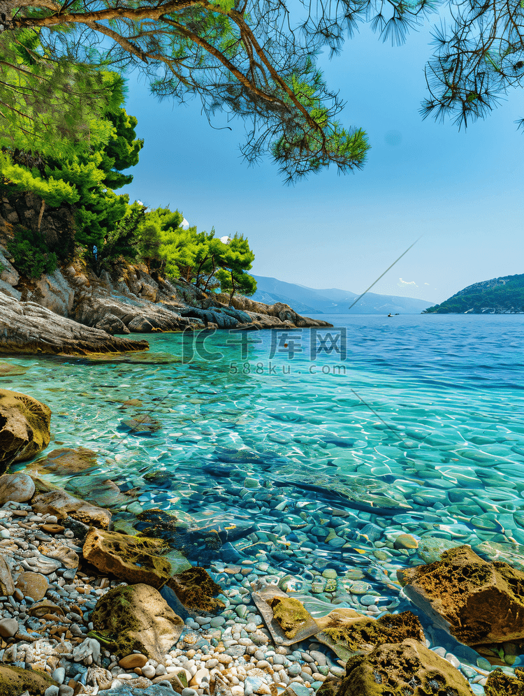 希腊一个美丽的海湾的海景有石头
