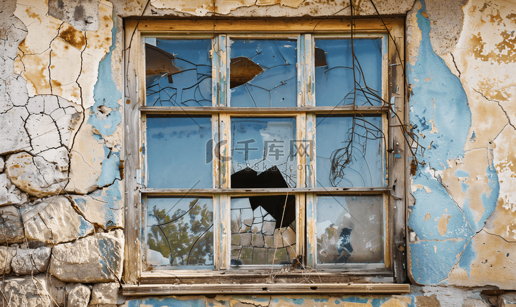 破烂的房子旁边的破旧窗户