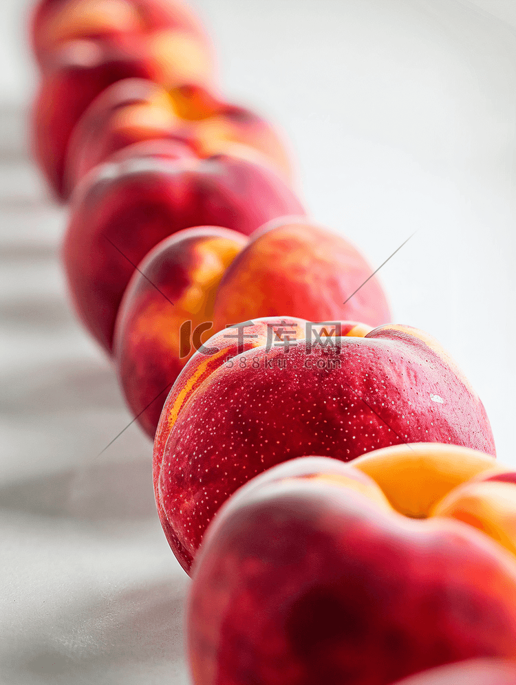 成熟的黄红圆桃子排成一排