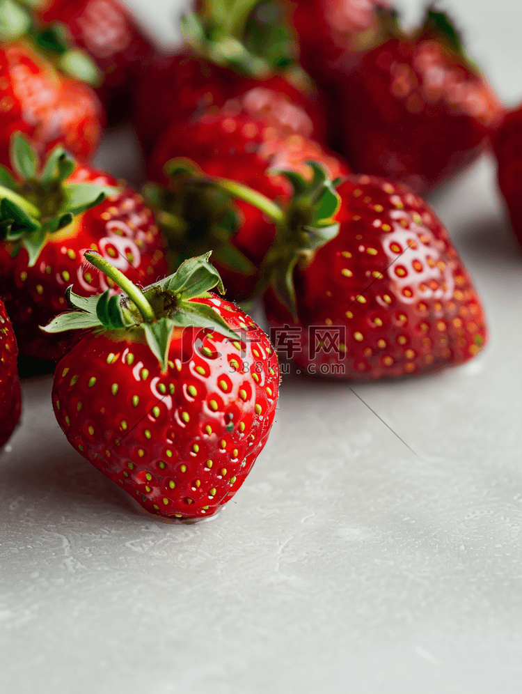 白色背景下红色草莓的微距拍摄特