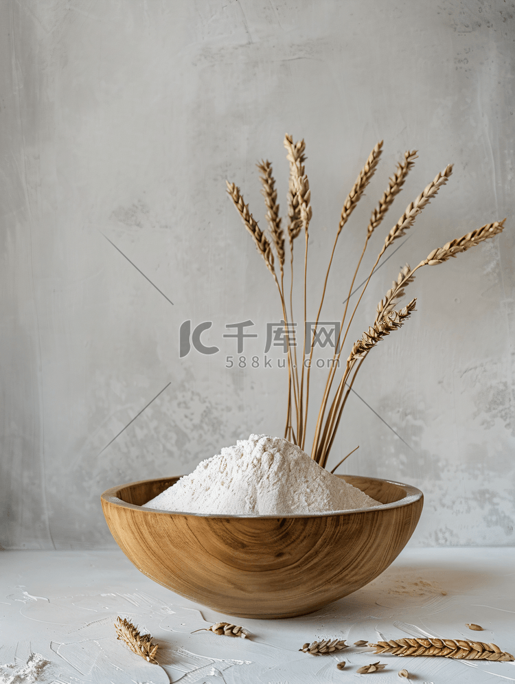 白色混凝土背景上木碗里的小麦粉
