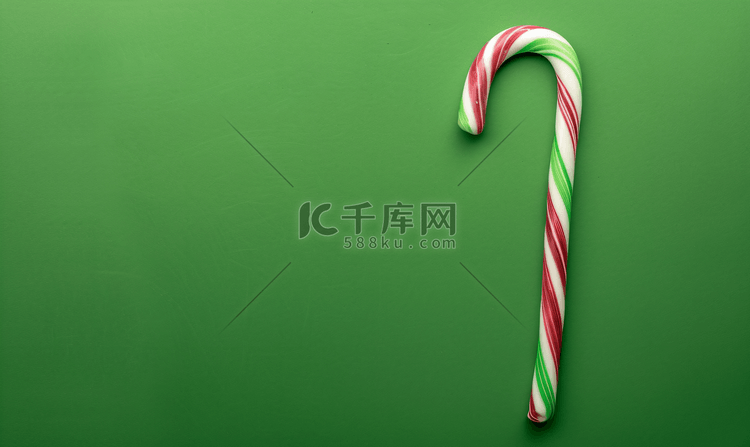 圣诞条纹糖果手杖孤立在绿色背景
