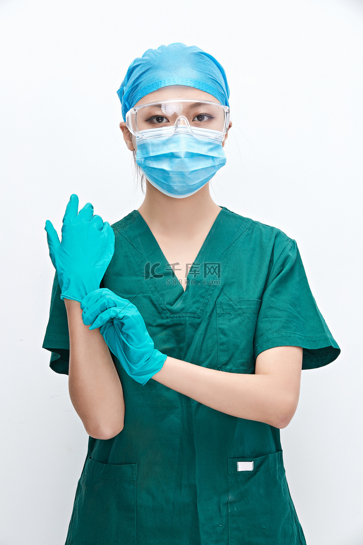 白色背景下的外科手术医疗人员形