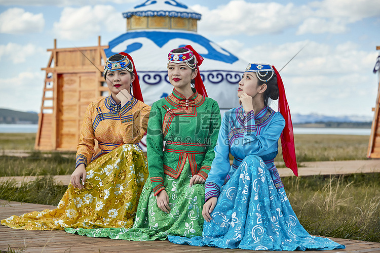 草原上穿着蒙古族传统服饰的亚洲