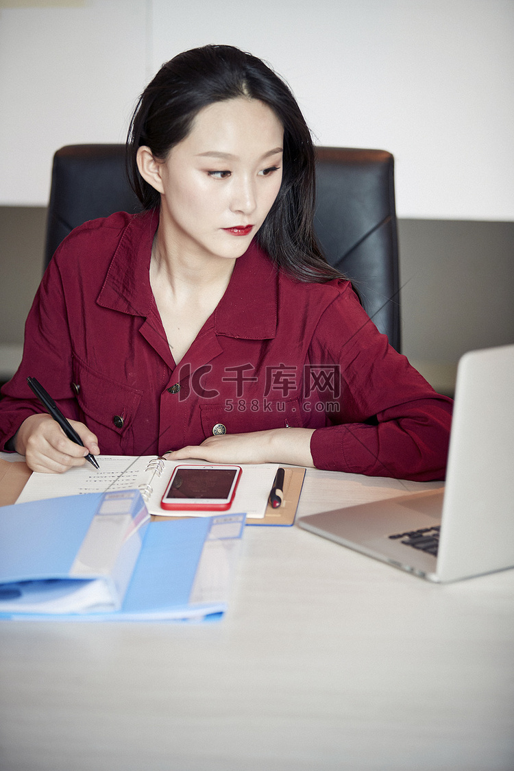 亚洲年轻女性商务人士在电脑前办