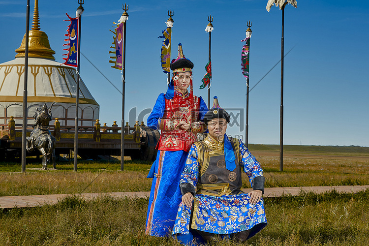 草原上蒙古包前穿蒙古族传统服饰