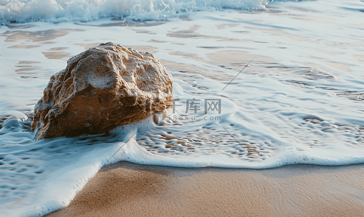 沙滩上的大石头和涌上岸的海浪