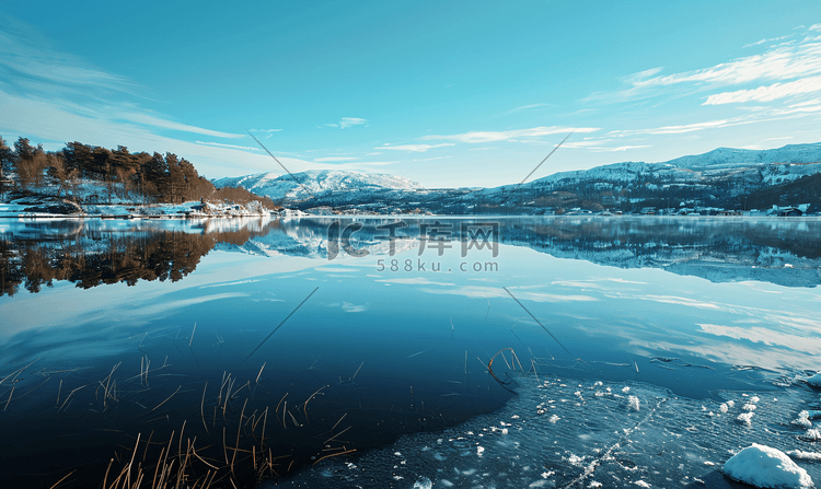 挪威休息区的冰湖