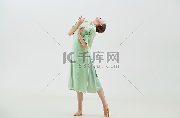 穿着中式旗袍翩翩舞蹈的亚洲少女