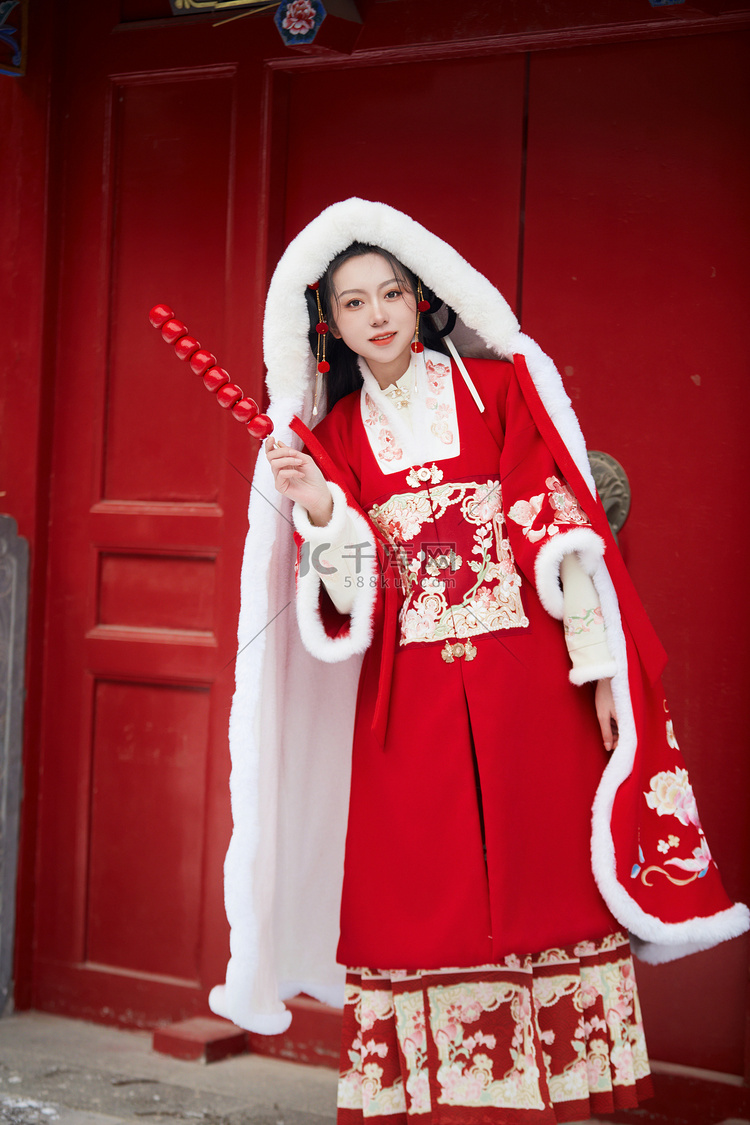 雪天户外身穿中式红色汉服的亚洲