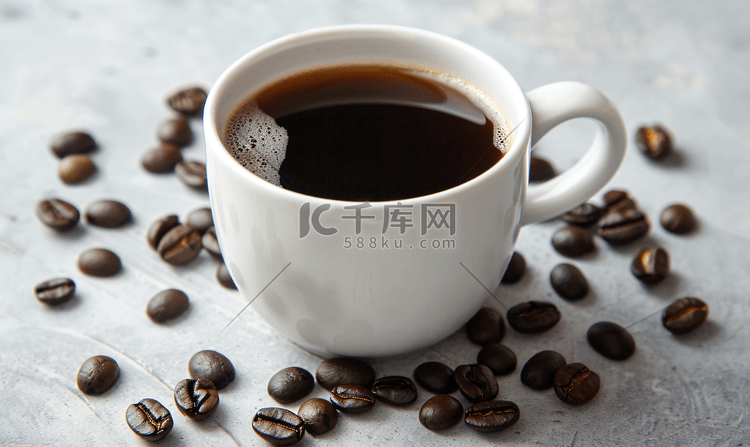 白色陶瓷杯中的热黑咖啡周围有纹